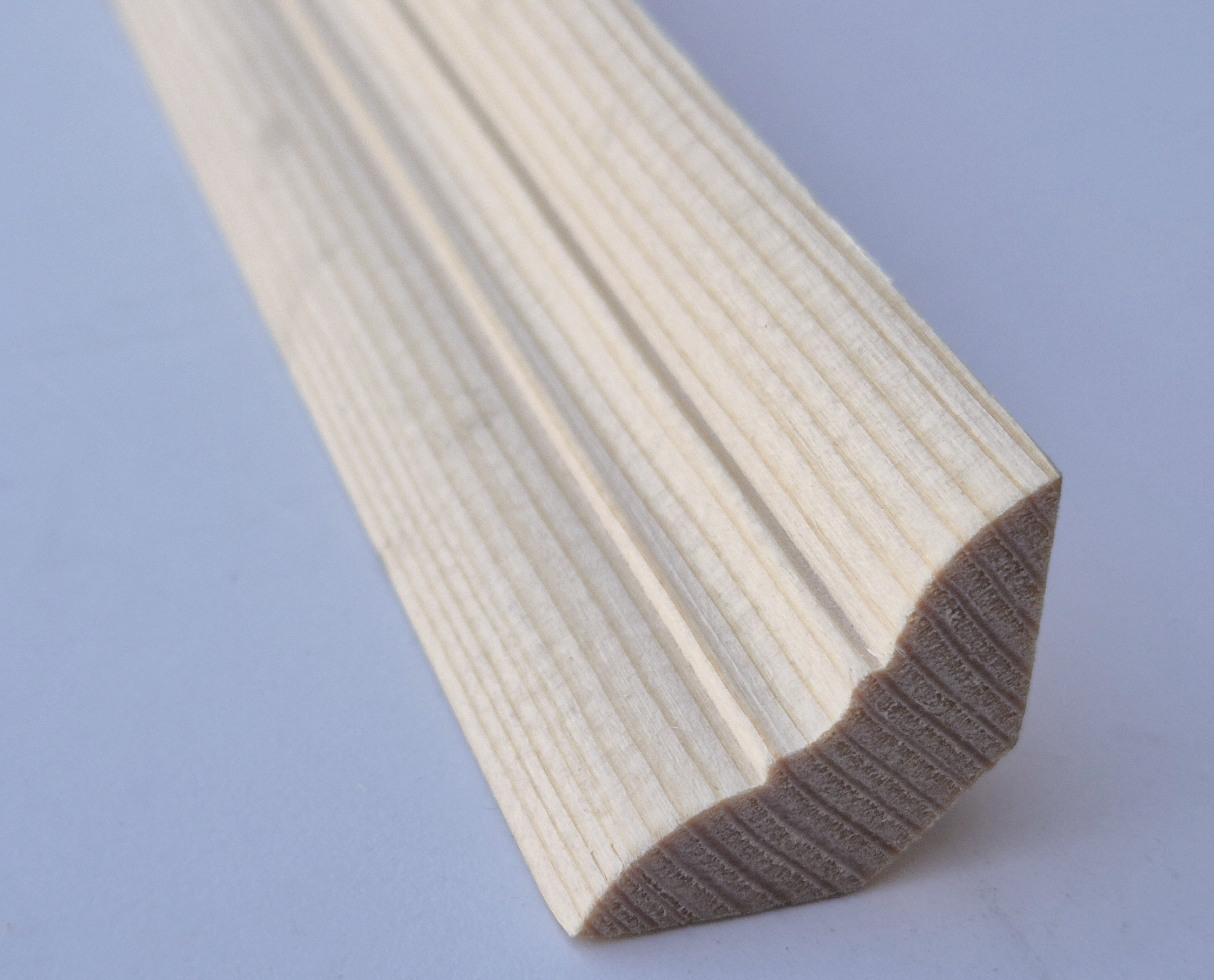 Smrekové lišty kútové - LKM 20x20mm - dĺžka 2,50m