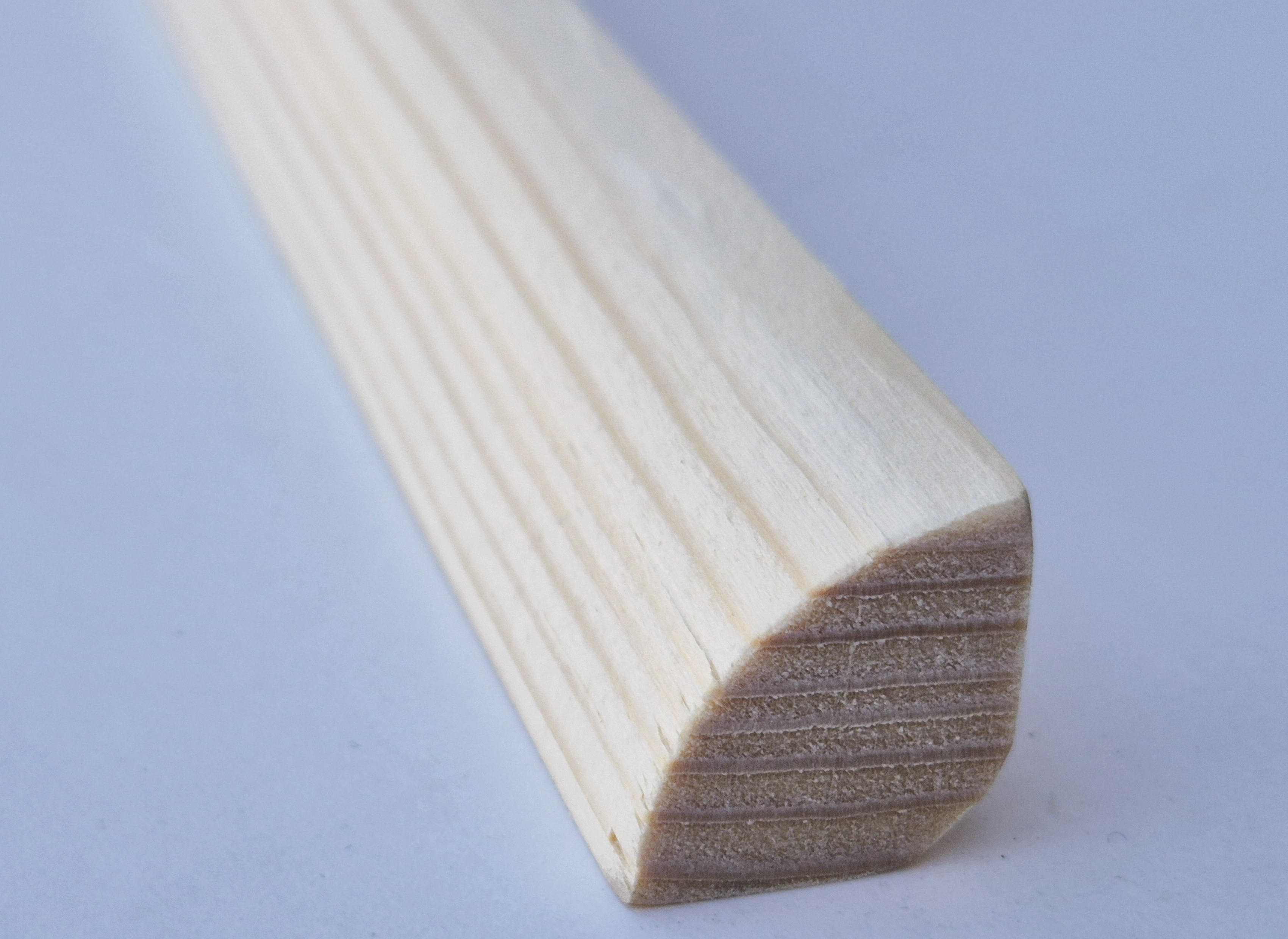Drevené smrekové kútové lišty LKVO 15x15mm - dĺžka 2,50m