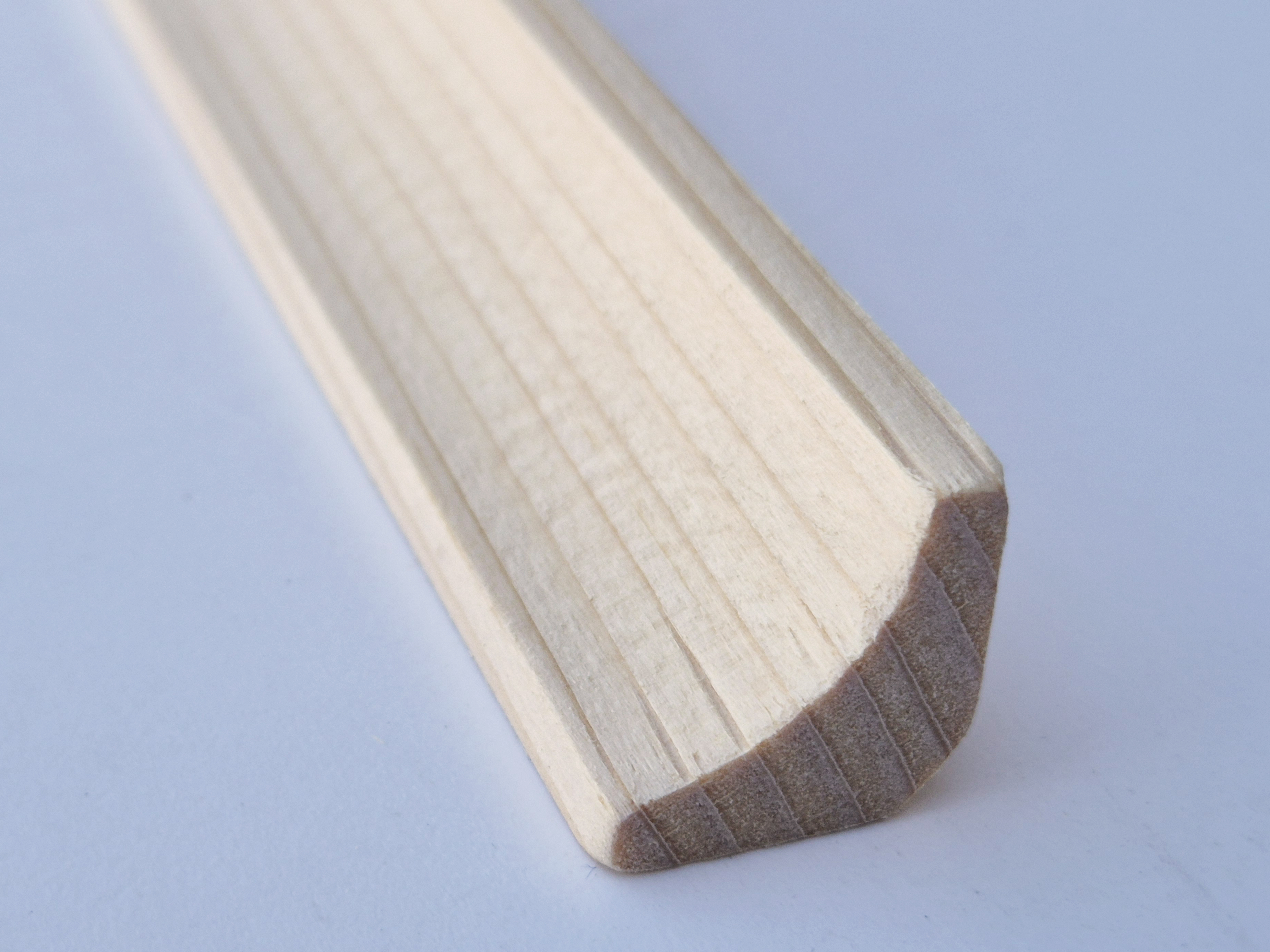Drevené smrekové kútové lišty LKVN 15x15mm - dĺžka 2,50m